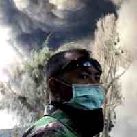 PMI Bagikan 68 Ribu Masker ke Warga Korban Abu Bromo