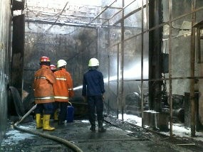 Api Bakar Bengkel Mobil di Jl Dewi Sartika, 1 Avanza Terbakar