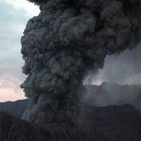 Takut Letusan Lebih Besar, Puluhan Warga Bromo Mengungsi