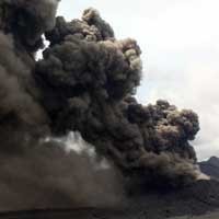 Lagi, Bromo Muntahkan Material Pijar Disertai Suara Gemuruh
