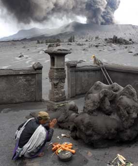 Supin Nekat Langgar Batas Aman Bromo Demi Sebuah Ritual