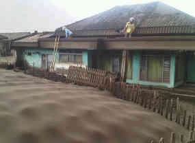 Kembali ke Desa, Warga Bromo Bersih-bersih Rumah