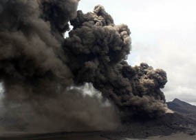 Bromo Terus Semburkan Asap Pekat Kelabu Disertai Suara Gemuruh