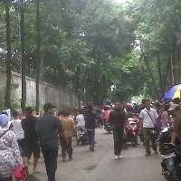 Hujan Guyur Ragunan, Pengunjung Berebutan Tempat Teduh