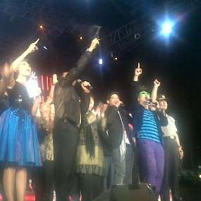 Foke Tembakkan Kembang Api ke Udara, Warga Bersorak