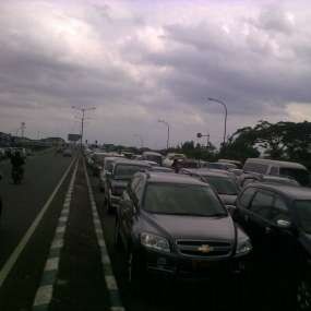 Pasteur Macet, Kendaraan Antre Menuju Pintu Tol