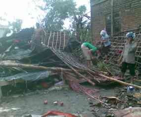 Belasan Rumah di Lamongan Ambruk Diterjang Angin