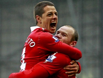 Rooney & Chicharito Menangkan Setan Merah