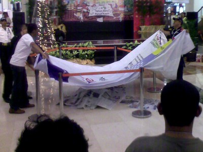 Pria Lompat Dari Blok M Square