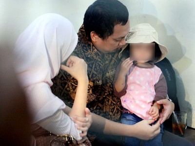 Gayus Dijenguk Milana & Putrinya