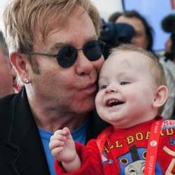 Kematian Teman Menginspirasi Elton John untuk Menjadi Ayah