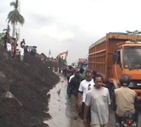 Jalur Magelang-Yogya Dibuka, Material Lahar Dingin Masih Menggunung