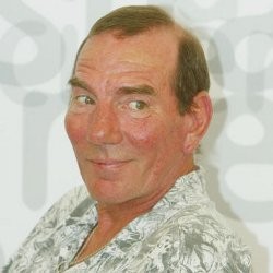Bintang Inception Pete Postlethwaite Meninggal Dunia