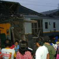 Gerbong KA Gajayana Seruduk Tiga Rumah, Seorang Bocah Tewas