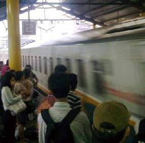 Gangguan Sinyal, Penumpang KA Minta Surat Keterlambatan