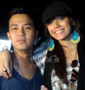 Dennis Lyla Bantah Akan Nikahi Thalita Latief April 2011