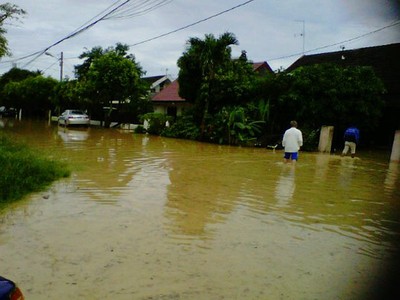 Sungai Meluap Medan Terendam