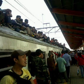 KRL Antre di Manggarai Akibat Serat Optik Sinyal Meleleh 