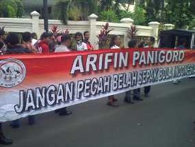 Pendemo Arifin Panigoro Hanya Orasi 2 Menit