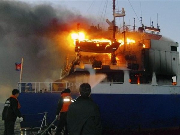 Kapal Kargo Terbakar