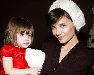 Katie Holmes Dinasihati Suri Cruise Soal Fashion