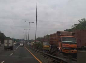 Truk Terguling, Jalan Tol Perak ke Waru Padat 