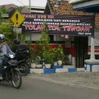 Spanduk Tolak Tol Tengah Surabaya Hiasi Kampung Ngagel Rejo Kidul