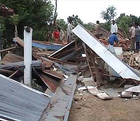 Diduga Salah Konstruksi, Musola Ambruk & Lukai 3 Anak 