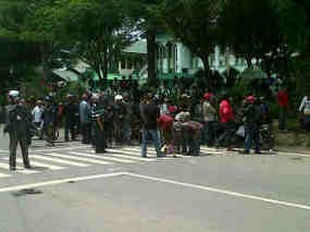 Dihadang Polisi, Massa Kontra Bupati Gowa Mundur 