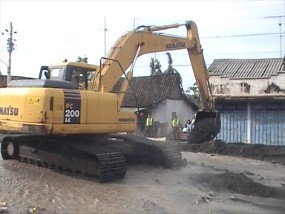 4 Alat Berat Keruk Jalan Magelang-Yogya