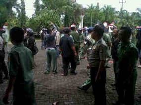 Massa Kontra Bupati Gowa Serang Polisi dengan Tombak Pusaka