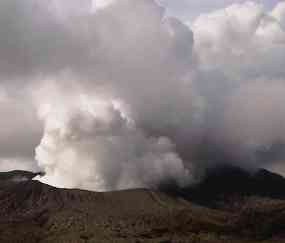 Bromo Masih Keluarkan Asap Putih Pekat
