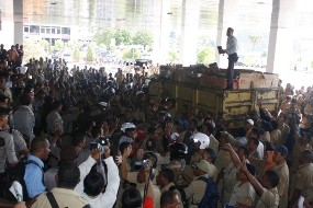 Kirim 4 Truk Sampah untuk Gubernur Papua, Demo PNS Ricuh