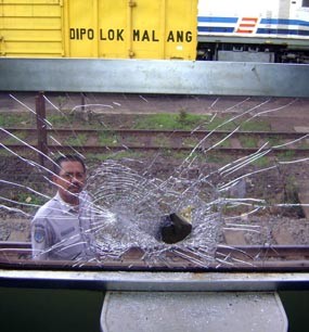 Angkut Aremania, 351 Kaca KA Matamaja Pecah