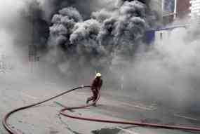 Sebuah Rumah di Muara Karang Terbakar