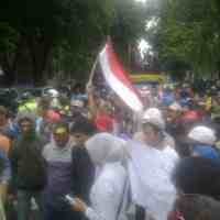 Warga Pinggir Rel Surabaya Demo Menolak Tol Tengah