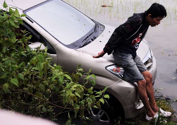 Daihatsu Xenia Nyemplung ke Sawah 