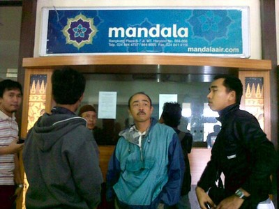 Loket Tutup, Calon Penumpang Mandala Bingung