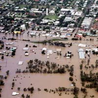Banjir di Brisbane Surut, Lumpur Bau Tersisa