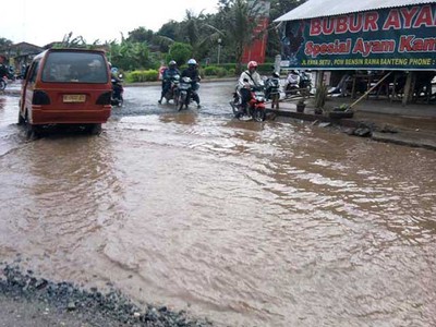 Jalan Raya Setu Bekasi Memprihatinkan