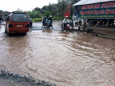 Jalan Raya Setu Bekasi Memprihatinkan