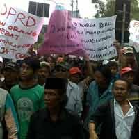 Ditemui Dewan, Pendukung Walikota Minta Risma Tidak Dijatuhkan
