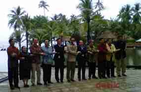 Hujan Deras, Menlu se-ASEAN Berpayung Ria di Pantai Medana