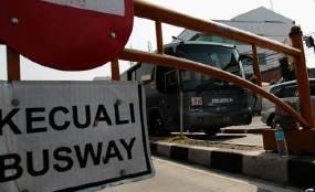 Bus Transjakarta Ditembak Pengendara Lancer