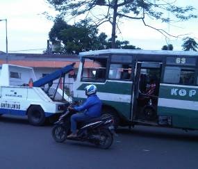 Kopaja Terbalik, Tanjung Barat Arah Depok Macet Total