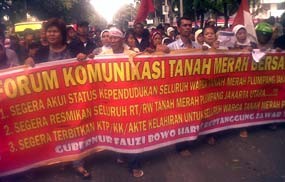 Ingin Punya KTP, Ratusan Warga Tanah Merah Demo di DPRD DKI Jakarta