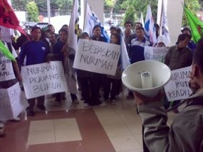 Tuntut Teman Dibebaskan, Aktivis Pekerja Demo PN Semarang