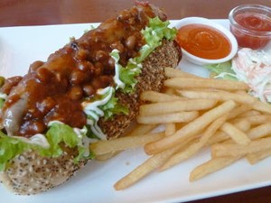 Asyiknya Makan Hotdog dan Roti di Toko Buku