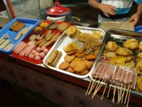 TKI Ramai Jualan Pecel Hingga Gorengan di Hong Kong