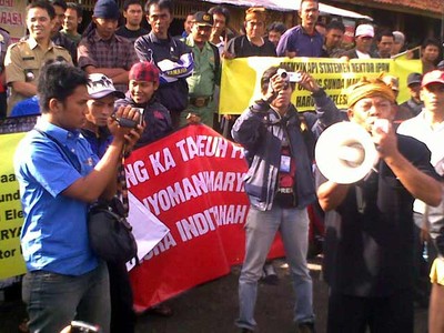 Aliansi Masyarakat Sunda Demo IPDN
